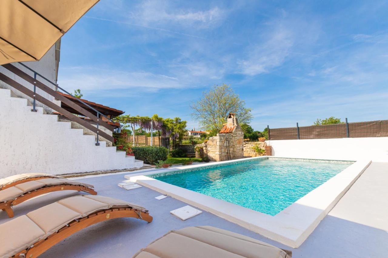 Apartment Adriana On Peaceful Location With Pool PUY Eksteriør bilde